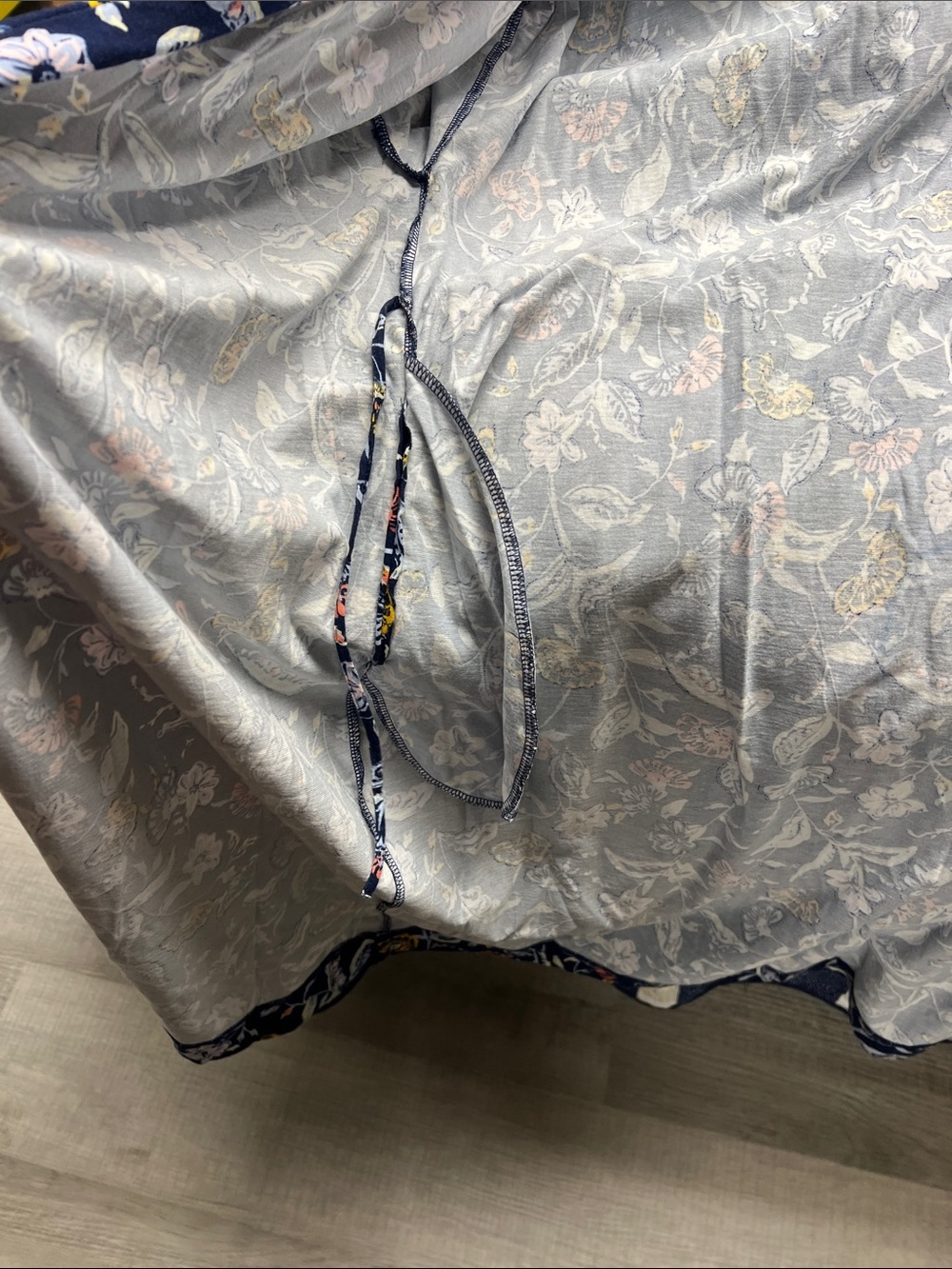 Women’s Garnet Hill Navy Floral robe lightweight with pockets - Picture 8 of 11